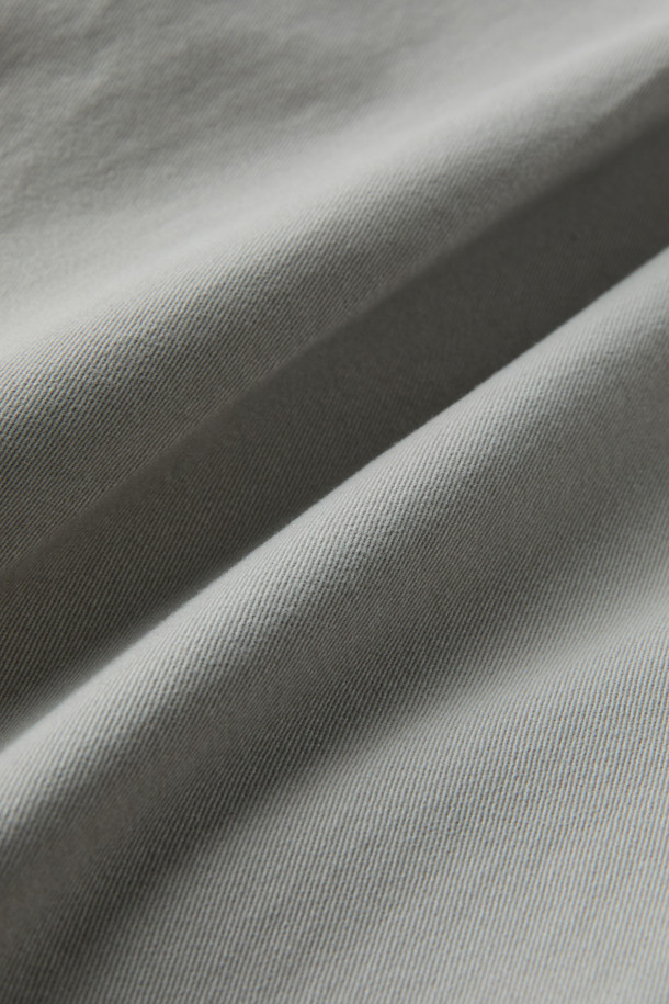 주말과 일상 모두를 아우르는 위켄드 밴딩 치노 팬츠입니다. 고밀도 코튼 소재로 제작되어 탄탄한 촉감과 형태 안정성을 자랑하며, 가을, 초겨울에 적합합니다. 베이직한 스타일의 무지 디자인에 힙과 허벅지 부분에 여유를 주어 편안한 착용감을 선사합니다. 허리 밴딩으로 활동성을 높였으며, 테이퍼드 핏으로 세련된 실루엣을 연출합니다. 비즈니스 캐주얼부터 가을 나들이룩까지, 클래식, 미니멀, 캐주얼 등 다양한 스타일을 소화해 보세요.
