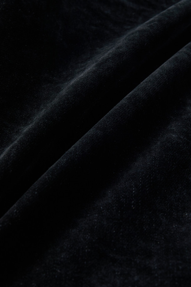 벨벳 데님 컴포트 팬츠(set-up)는 부드러운 촉감의 벨벳 광택이 돋보이는 데님 팬츠입니다. 플로킹 공정으로 제작되어 고급스러운 느낌을 더하며, 바이오 워싱 가공으로 은은한 빈티지함을 살렸습니다. 신축성 있는 스트레치 원단을 사용하여 편안한 착용감을 제공하며, 일자핏과 컴포트핏으로 어떤 스타일에도 잘 어울립니다. 뒷면 밴딩 처리로 활동성을 높였으며, 셋업으로도 활용 가능하여 겨울 데일리룩, 클래식, 미니멀, 캐주얼 스타일을 연출하기 좋습니다. 블랙 색상으로 어떤 상의와 쉽게 매치할 수 있습니다.
