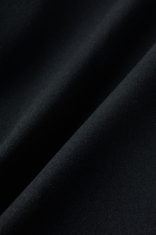 TRABEST (트라베스트) 와이드 팬츠 (set-up)는 고급스러운 무드의 슬랙스로, 간절기에 착용하기 좋습니다. 블랙 컬러의 무지 디자인으로 오피스룩, 비즈니스 캐주얼, 모임룩 등 다양한 TPO에 활용 가능합니다. TAKISADA NAGOYA사의 TRABEST 소재를 사용하여 포근한 촉감을 자랑하며, 허리 뒷면 밴딩으로 편안한 착용감을 선사합니다. 와이드핏에 투턱 디테일과 힙 포켓 절개 디테일이 더해져 클래식, 미니멀, 시크 스타일을 연출하기 좋습니다. 셋업으로도 활용 가능하여 더욱 폭넓은 스타일링을 완성할 수 있습니다.
