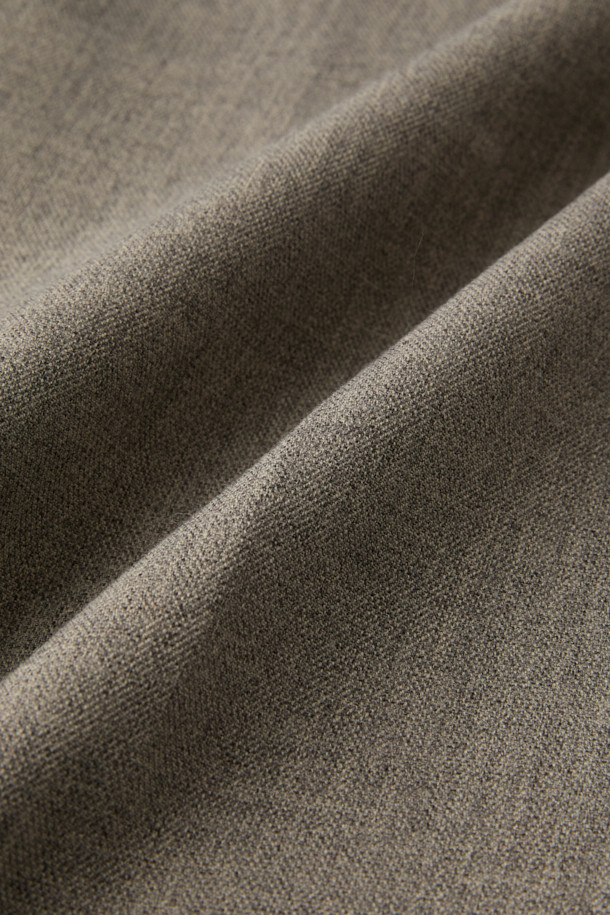 투톤 릴렉스 팬츠 (set-up)는 브라운과 베이지의 투톤 멜란지 컬러가 돋보이는 슬랙스입니다. 가을, 겨울 시즌에 적합하며, 릴랙스핏과 와이드 핏으로 편안한 착용감을 선사합니다. 뒷밴딩 처리와 원턱 디테일로 활동성을 높였으며, 포멀 캐주얼, 클래식, 미니멀 스타일을 즐기는 분들께 추천합니다. 출근룩, 비즈니스 캐주얼, 겨울 데일리룩 등 다양한 TPO에 활용 가능하며, 셋업으로도 연출할 수 있습니다. 스트레치 소재로 제작되어 편안함을 더했습니다.
