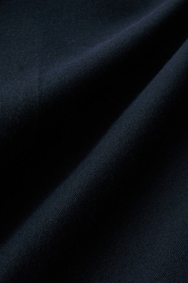 **울 블렌디드 릴렉스 팬츠 (set-up)**는 울과 스판 소재 혼방으로 제작되어 부드러운 촉감과 편안한 착용감을 선사합니다. 릴렉스핏 와이드 슬랙스로, 포멀과 캐주얼 스타일 모두 소화 가능하며, 데일리룩과 비즈니스 캐주얼 룩에 적합합니다. 초겨울 시즌에 어울리는 울 소재에 무지 패턴과 원턱 디테일을 더해 클래식하면서도 미니멀한 매력을 줍니다. 셋업으로 착용하여 더욱 완성도 높은 스타일을 연출할 수 있습니다.
