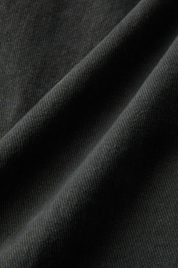 부드러운 촉감과 따뜻함을 선사하는 브러시드 데일리 치노 팬츠입니다. 겨울철 데일리룩에 적합하며, 베이직하고 캐주얼한 스타일을 연출합니다. 톤 다운된 다크 그레이와 아이보리 두 가지 컬러로 출시되어 다양한 상의와 매치하기 용이합니다. 면과 스트레치 소재 혼방으로 제작되어 활동성이 좋고, 편안한 착용감을 제공하며, 허벅지 부분에 여유를 주어 활동성을 높였습니다. 슬림핏 디자인에 기모 안감, 뒷면 밴딩 디테일로 편안함까지 더했습니다.
