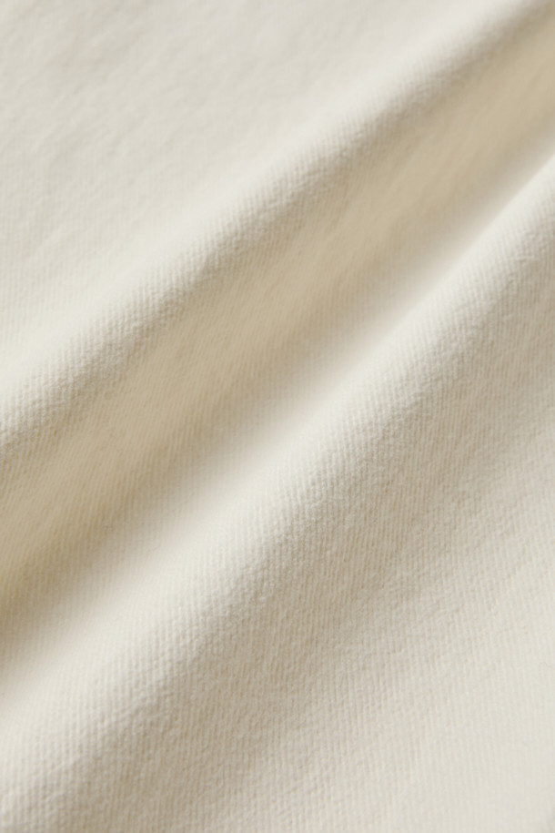 부드러운 브러시드 면 기모 소재로 제작되어 따뜻하고 편안한 착용감을 선사하는 브러시드 데일리 치노 팬츠입니다. 다크그레이와 아이보리 두 가지 색상으로 출시되어, 겨울철 어떤 스타일에도 잘 어울리는 활용도를 자랑합니다. 슬림핏 디자인에 뒷밴딩 처리로 편안함을 더했으며, 피치 가공과 코튼 스트레치 원단으로 활동성을 높였습니다. 미니멀하고 베이직한 디자인으로 겨울 데일리룩, 출근룩, 모임룩 등 다양한 TPO에 매치하기 좋습니다.
