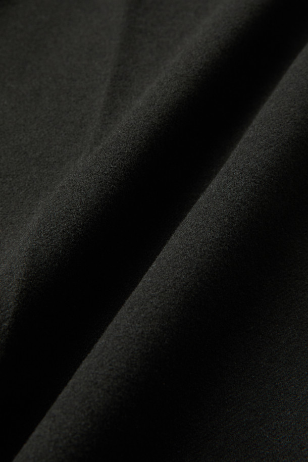 **울블렌디드 스트레이트 팬츠**는 겨울철 포멀하고 시크한 스타일을 완성하는 슬랙스입니다. 부드럽고 포근한 울 소재에 피치 가공을 더해 고급스러운 촉감을 선사하며, 블랙과 카키 두 가지 색상으로 출시되었습니다. 컴포트핏 스트레이트 실루엣과 뒷밴딩, 신축성 있는 소재로 편안한 착용감을 제공합니다. 지퍼 플라이와 버튼 클로저 디테일이 있으며, 데일리룩, 출근룩, 비즈니스 캐주얼, 모임룩 등 다양한 TPO에 활용 가능합니다. 클래식, 미니멀 스타일을 즐기는 분들께 추천합니다.
