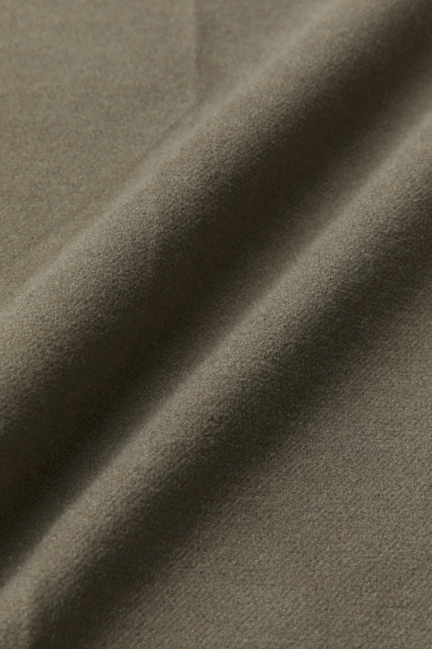 부드럽고 포근한 울 소재의 울블렌디드 스트레이트 팬츠입니다. 블랙과 카키 두 가지 색상으로 출시되어 다양한 상의와 손쉽게 매치할 수 있습니다. 쌀쌀한 겨울 날씨에도 따뜻하게 착용할 수 있도록 두꺼운 두께감으로 제작되었으며, 피치 가공을 통해 한층 더 부드러운 촉감을 선사합니다. 뒷밴딩 처리와 신축성 있는 소재로 편안한 착용감을 제공하며, 데일리룩부터 출근룩, 비즈니스 캐주얼까지 폭넓게 활용 가능합니다. 클래식하고 미니멀한 디자인으로 유행을 타지 않고 오랫동안 즐겨 입을 수 있는 아이템입니다.
