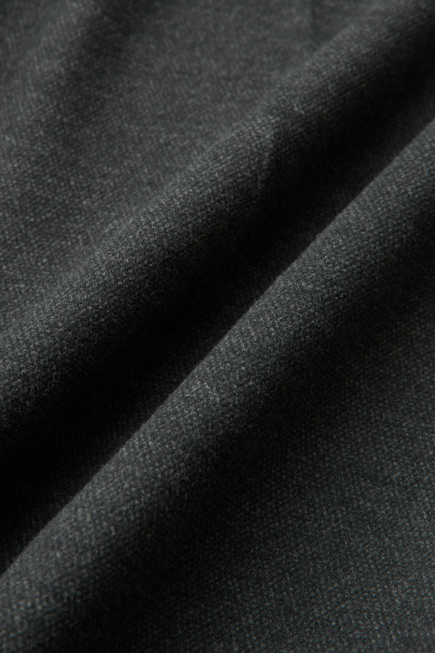 부드러운 울 소재로 제작되어 포근한 착용감을 선사하는 울블렌디드 와이드 팬츠입니다. 다크 그레이 컬러의 무지 디자인으로 미니멀하고 클래식한 분위기를 연출하며, 겨울철 일상룩에 적합합니다. 릴랙스 핏에 전체 밴딩으로 편안함을 더했으며, 스트링 디테일과 지퍼 플라이, 버튼 클로저로 깔끔한 마무리를 보여줍니다. 두꺼운 두께감과 보온성으로 한겨울에도 따뜻하게 착용 가능하며, 뛰어난 신축성으로 활동성을 보장합니다. 출근룩, 비즈니스 캐주얼, 모임룩 등 다양한 TPO에 활용하여 시크하고 세련된 스타일을 완성해 보세요.
