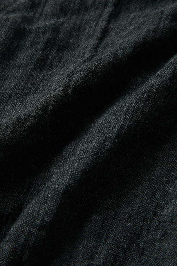 세련된 무드의 울 크리즈 와이드 팬츠입니다. 헤링본 패턴의 울 소재로 제작되어 부드러운 촉감과 뛰어난 보온성을 자랑하며, 가을과 겨울에 적합합니다. 허리 뒷면 밴딩과 탈부착 가능한 벨트, 투턱 디테일로 편안하면서도 클래식한 실루엣을 연출합니다. 와이드핏으로 트렌디함을 더하여 출근룩, 오피스룩, 겨울 데일리룩 등 다양한 스타일에 활용하기 좋습니다. 미니멀하고 시크한 스타일을 선호하는 분들께 추천합니다.
