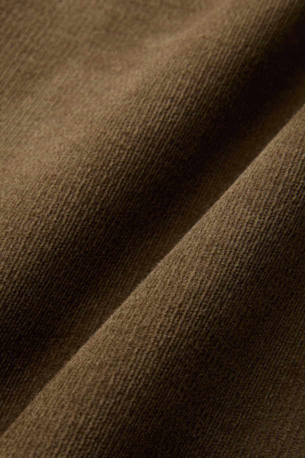 부드러운 브러시드 코튼 소재의 위켄드 팬츠입니다. 겨울 시즌에 적합하며, 베이직하고 캐주얼한 스타일을 연출합니다. 톤 다운된 브라운 컬러의 긴 기장, 테이퍼드 핏으로 세련된 핏을 선사합니다. 뒷면 허리 밴딩과 스트레치 원단으로 편안한 착용감을 제공하며, 원턱 디테일과 입체적인 실루엣으로 완성도를 높였습니다. 데일리룩, 출근룩으로 활용하기 좋은 아이템입니다.
