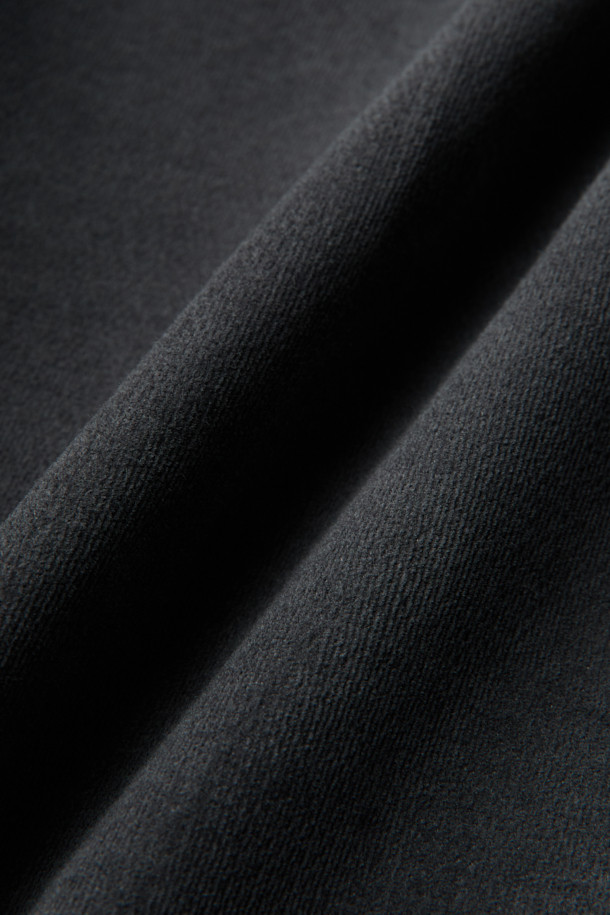 부드러운 브러시드 코튼 소재로 제작되어 포근한 착용감을 선사하는 '브러시드 코튼 위켄드 팬츠'입니다. 허벅지 부분에 여유를 주어 편안한 활동성을 제공하며, 뒷면 허리 밴딩으로 더욱 안정감 있는 핏을 연출합니다. 베이직한 디자인에 원턱 디테일을 더해 클래식하면서도 미니멀한 스타일을 완성합니다. 벨벳 터치 가공으로 부드러운 촉감을 느낄 수 있으며, 데일리룩부터 출근룩, 비즈니스 캐주얼까지 폭넓게 활용 가능합니다. 겨울철, 따뜻하고 스타일리시한 코디를 위한 필수 아이템입니다.
