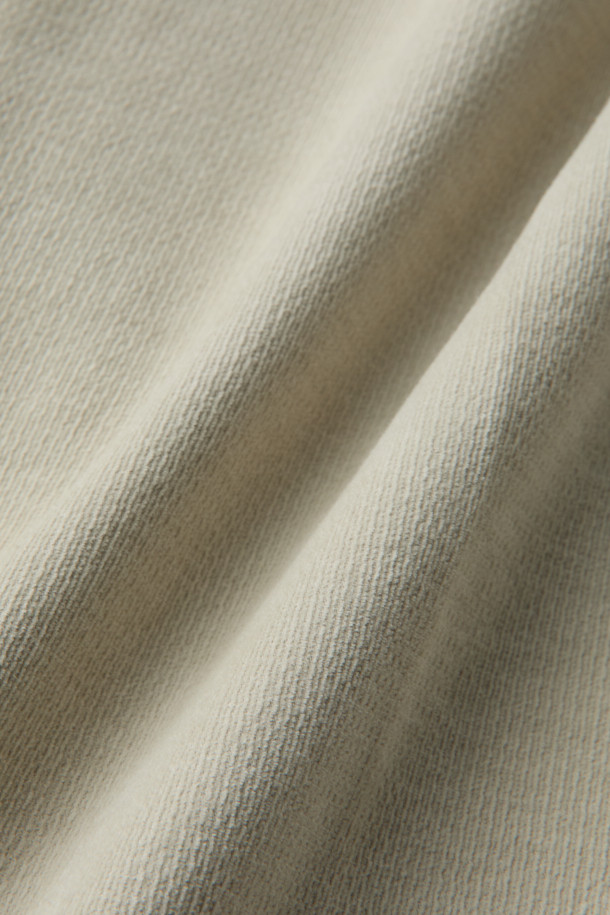 부드러운 브러시드 코튼 소재로 제작되어 포근한 착용감을 선사하는 브러시드 코튼 릴렉스 팬츠입니다. 다크 네이비, 다크 브라운, 라이트 베이지 세 가지 색상으로 출시되어 데일리룩과 비즈니스 캐주얼, 출근룩에 모두 잘 어울립니다. 릴렉스핏과 와이드핏으로 편안함을 강조했으며, 벨벳 터치 가공과 스트레치 원단으로 활동성을 높였습니다. 뒷밴딩 처리와 원턱 디테일, 고밀도 코튼 소재로 완성되어 미니멀, 클래식한 스타일을 연출하기 좋습니다.
