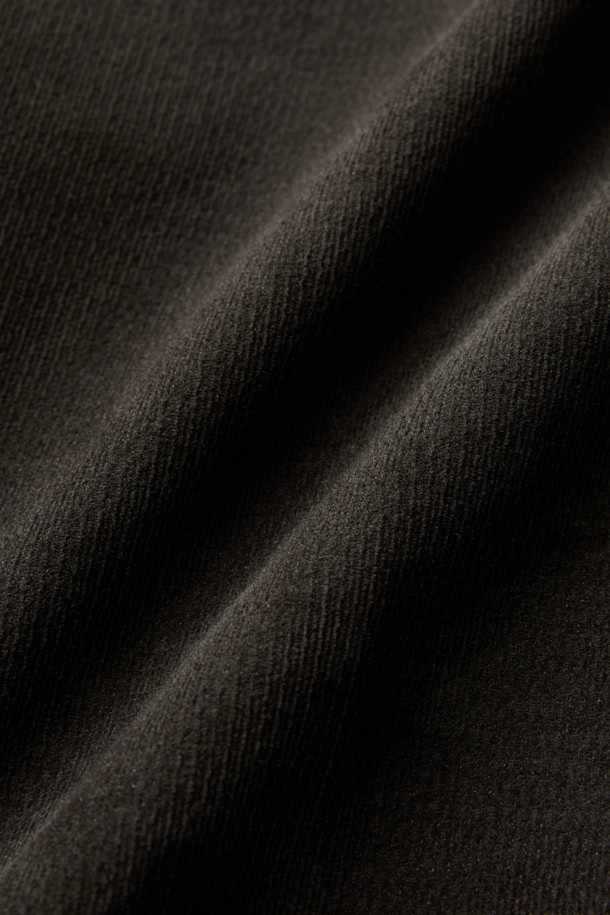 부드러운 벨벳 터치 가공으로 포근한 착용감을 선사하는 브러시드 코튼 릴렉스 팬츠입니다. 다크 네이비, 다크 브라운, 라이트 베이지 세 가지 색상으로 출시되어 데일리룩부터 비즈니스 캐주얼까지 폭넓게 활용 가능합니다. 릴렉스 핏과 와이드 실루엣으로 편안함을 강조했으며, 뒷밴딩 처리로 활동성을 높였습니다. 넉넉한 핏과 원턱 디테일이 멋스러운 스타일을 연출하며, 스트레치 소재를 사용하여 편안한 착용감을 제공합니다. 겨울 시즌, 클래식, 미니멀, 캐주얼 등 다양한 스타일을 즐기기에 좋은 치노 팬츠입니다.
