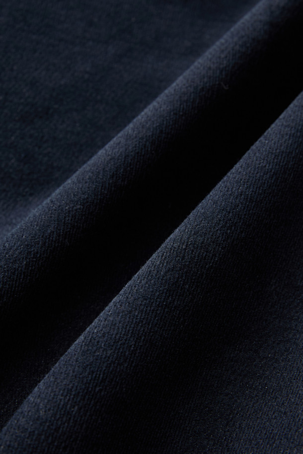 부드러운 브러시드 코튼 소재로 제작되어 포근한 착용감을 선사하는 브러시드 코튼 릴렉스 팬츠입니다. 다크 네이비, 다크 브라운, 라이트 베이지 세 가지 색상으로 출시되어, 데일리룩부터 비즈니스 캐주얼까지 폭넓게 활용 가능합니다. 릴렉스 핏과 와이드 실루엣으로 편안함을 강조했으며, 뒷밴딩과 원턱 디테일로 활동성을 높였습니다. 벨벳 터치와 고밀도 소재, 스트레치 기능으로 고급스러운 착용감을 경험할 수 있는 겨울철 머스트 해브 아이템입니다. 클래식, 미니멀, 캐주얼 스타일을 즐기는 분들께 추천합니다.
