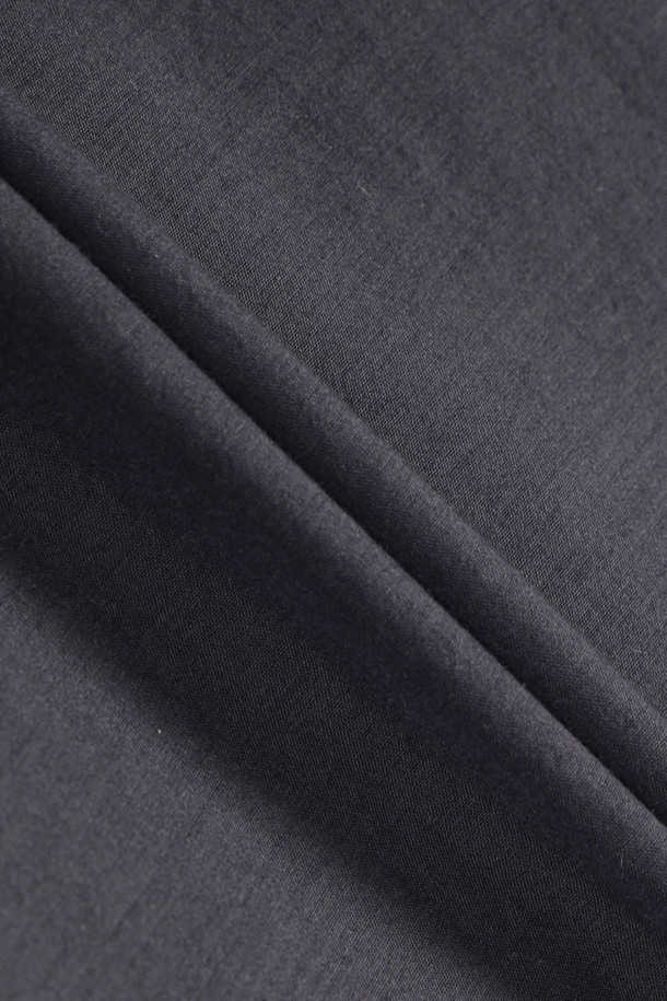 울 블렌디드 오버핏 셔츠는 부드러운 촉감의 울, 코튼, 텐셀 혼방 소재로 제작되어 가을과 초겨울에 적합합니다. 라이트그레이, 브라운, 다크그레이 세 가지 색상으로 만나볼 수 있으며, 여유 있는 핏과 기장감, 간결한 스티치가 돋보이는 미니멀한 디자인이 특징입니다. 칼라 넥 라인과 긴 소매 기장으로 깔끔한 실루엣을 연출하며, 출근룩, 비즈니스 캐주얼, 겨울 데일리룩 등 다양한 TPO에 활용 가능합니다. 미니멀, 클래식, 시크한 스타일을 선호하는 남성 고객에게 적합한 아이템입니다.
