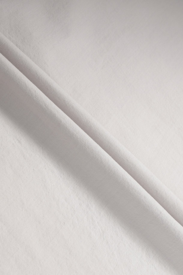 울 블렌디드 오버핏 셔츠는 부드러운 촉감의 울, 코튼, 텐셀 혼방 소재로 제작되어 간절기부터 초겨울까지 착용하기 좋습니다. 라이트 그레이, 브라운, 다크 그레이 세 가지 색상으로 출시되었으며, 여유 있는 오버핏과 레귤러 기장으로 편안한 착용감을 선사합니다. 간결한 스티치와 자연스러운 드레이프 디테일이 특징이며, 두꺼운 두께감으로 실용성을 더했습니다. 미니멀하고 시크한 스타일로, 출근룩, 겨울 데일리룩, 비즈니스 캐주얼 등 다양한 TPO에 활용 가능합니다. 클래식한 무드를 연출하기에도 좋습니다.
