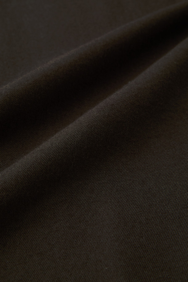 가을, 겨울 시즌에 어울리는 남성용 오버핏 솔리드 셔츠입니다. 브라운, 화이트 두 가지 색상으로 출시되었으며, 차이나칼라 디자인으로 캐주얼, 미니멀, 클래식한 스타일을 연출할 수 있습니다. 부드러운 코튼, 레이온, 기모 소재 혼방으로 제작되어 포근한 착용감을 선사하며, 얇은 두께감으로 간절기에도 부담 없이 즐겨 입기 좋습니다. 여유 있는 품과 긴 소매 기장으로 편안함과 스타일을 모두 잡은 데일리 셔츠입니다.
