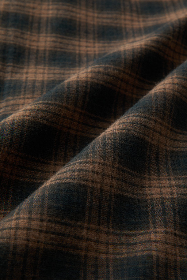 SOMELOS(소메로스) 체크 셔츠는 레드와 브라운 두 가지 컬러로 제공되며, 간절기에 따뜻한 터치감을 선사하는 부드러운 소재의 긴소매 셔츠입니다. 클래식하면서도 세련된 무드를 연출하며, 오버핏으로 제작되어 편안한 착용감을 제공합니다. 브러쉬 가공으로 부드러움을 더했으며, 레이어링이 가능하여 다양한 스타일링을 시도할 수 있습니다. 데이트룩, 가을 나들이룩에 활용하기 좋으며, 캐주얼, 미니멀 스타일을 즐겨 입는 분들께 추천합니다. 아우터로도 활용 가능하여 활용도가 높습니다.
