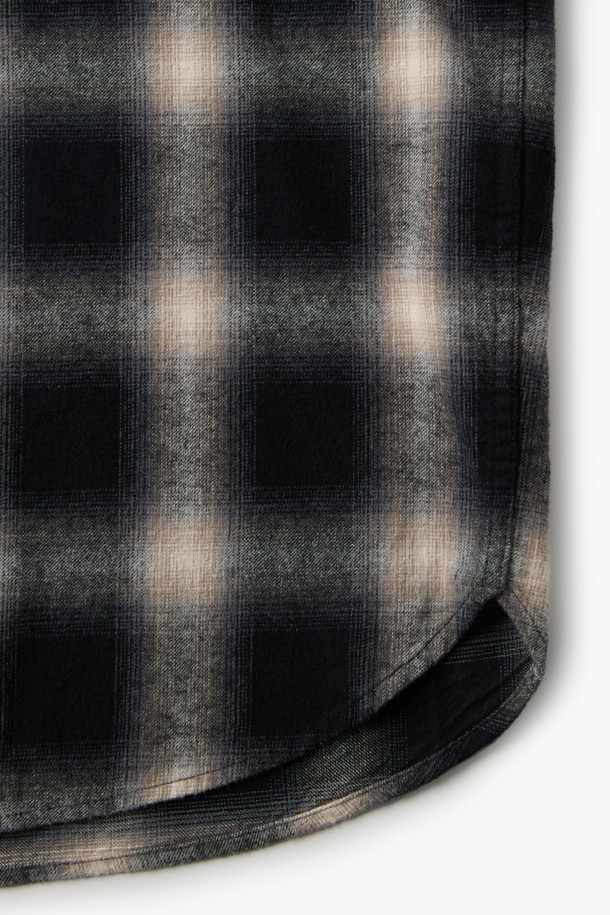 **옴브레 체크 셔츠**는 다크 네이비 컬러의 남성용 셔츠로, 가을과 초겨울에 적합합니다. 베이직한 스타일을 기반으로 하며, 오버핏의 레귤러 기장으로 편안한 착용감을 선사합니다. 코튼 100% 소재에 브러싱 가공을 더해 부드러운 촉감과 기모감을 느낄 수 있습니다. 플랩 포켓 디테일이 돋보이며, 체크와 옴브레 패턴이 조화롭게 어우러져 클래식, 캐주얼, 미니멀 룩 연출에 용이합니다. 가을 나들이룩, 겨울 데일리룩, 데이트룩 등 다양한 TPO에 활용할 수 있습니다.
