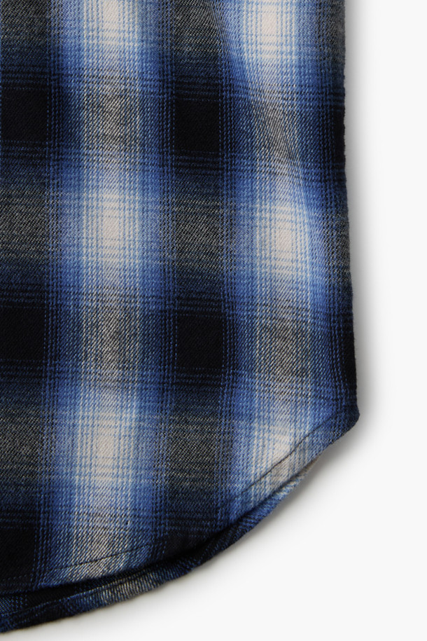 블루 옴브레 체크 셔츠는 부드러운 촉감의 면 100% 소재로 제작되어 가을, 초겨울에 따뜻하게 입을 수 있습니다. 캐주얼 스타일의 오버핏 셔츠로, 브러싱 가공과 기모감으로 포근함을 더했습니다. 셔츠형 아우터로도 활용 가능하며, 체크와 옴브레 패턴이 어우러져 트렌디한 느낌을 줍니다. 가을 나들이룩이나 겨울 데일리룩에 클래식, 미니멀 무드로 연출하기 좋습니다. 긴 소매 기장으로 다양한 스타일링이 가능합니다.
