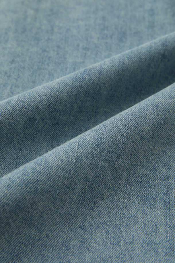 인디고 데님 셔츠는 남성용 상의로, 캐주얼하고 베이직한 스타일을 연출합니다. 봄, 가을에 적합하며, 부드러운 촉감의 8.5oz 코튼 데님 소재로 제작되었습니다. 베이지 틴트 워싱과 브러쉬 마감으로 빈티지한 느낌을 더했으며, 드롭 숄더와 오버핏으로 편안한 착용감을 제공합니다. 산책룩, 카페룩과 같은 데일리 스타일에 미니멀한 무드를 더해줍니다. 스냅 단추 여밈 방식의 긴소매 셔츠입니다.
