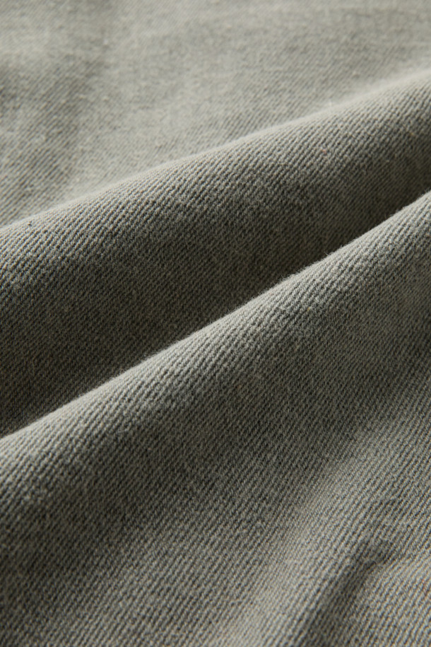 10oz 블랙 데님 소재의 워시드 컬러 데님 셔츠입니다. 오버핏과 루즈핏으로 편안한 착용감을 선사하며, 간절기와 초겨울에 적합한 두꺼운 두께감으로 제작되었습니다. 빈티지 스타일을 살린 워크웨어 디테일과 사이드 포켓, 아웃포켓, 보강 스티치, 리벳 디테일이 특징입니다. 탄탄하면서도 유연한 촉감의 데님 소재로 제작되어 내구성이 뛰어나며, 스냅 버튼 여밈 방식으로 간편하게 착용할 수 있습니다. 가을 나들이룩이나 겨울 데일리룩에 워크웨어, 캐주얼, 미니멀 스타일을 더해 멋을 낼 수 있습니다.
