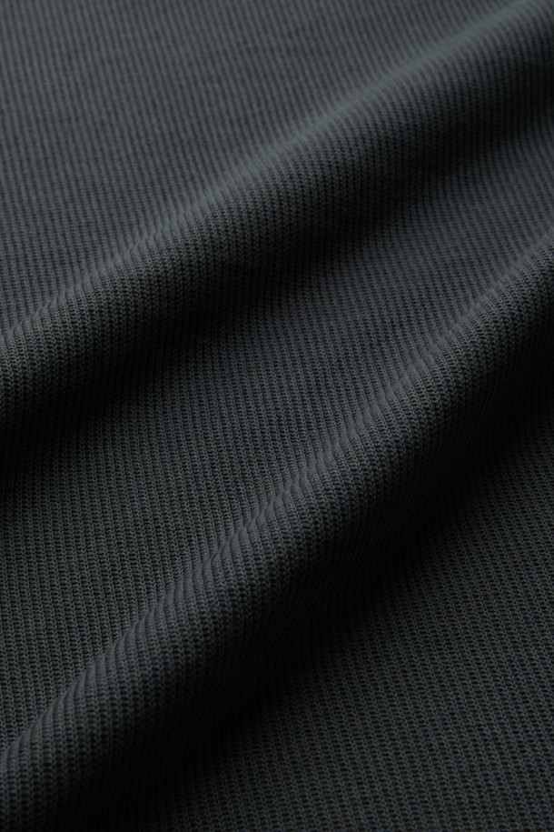 **니티드 라운드넥 티셔츠**

가을, 겨울 시즌에 어울리는 니티드 라운드넥 티셔츠입니다. 아이보리, 다크그린, 블루 세 가지 색상으로 출시되었으며, 데일리룩에 활용하기 좋습니다. 부드러운 촉감의 면 소재에 멜란지 패턴을 적용하여 포근한 느낌을 선사하며, 오버핏과 긴소매 디자인으로 편안한 착용감을 제공합니다. 사카리바 조직과 BIO 효소 가공을 거쳐 완성도를 높였으며, 밑단 트임 디테일로 활동성을 더했습니다. 캐주얼, 미니멀, 클래식 스타일을 즐겨 입는 분들께 추천합니다.
