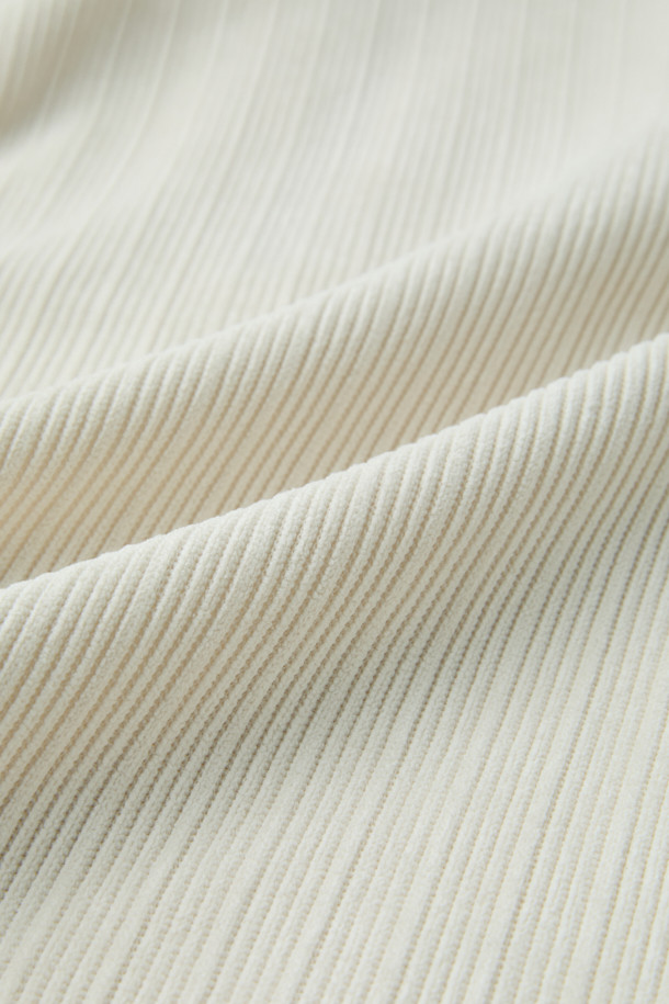 부드러운 코듀로이 소재로 제작된 남성용 집업 맨투맨입니다. 오버핏으로 트렌디한 스타일을 연출하며, 드롭숄더와 밑단 E-밴드로 편안한 착용감을 선사합니다. 하프넥 디자인과 두꺼운 두께감으로 가을, 겨울철 따뜻하게 입을 수 있습니다. 무지 디자인에 스트링 디테일을 더해 캐주얼하고 미니멀한 스타일을 완성하며, 데일리룩, 집콕룩, 산책룩 등 다양한 TPO에 활용하기 좋습니다. 화이트, 아이보리 두 가지 색상으로 만나보세요.
