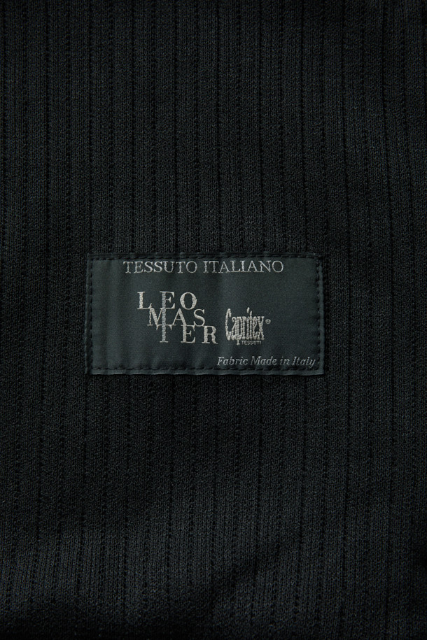 LEOMASTER(레오마스터) 코듀로이 저지 집업은 가을과 겨울 시즌을 위한 미니멀하고 캐주얼한 무드의 상의입니다. 부드러운 촉감의 코듀로이와 저지 소재를 사용했으며, 하이넥 디자인과 은은한 광택감이 특징입니다. 래글런 소매와 블루종 실루엣, 메탈 2WAY 지퍼, 사이드 포켓 디테일로 실용성을 더했습니다. 오버핏으로 편안하게 착용 가능하며, 데일리룩이나 동네 마실룩 등 다양한 TPO에 활용하기 좋습니다. 블랙 컬러의 무지 디자인으로 미니멀, 캐주얼, 클래식 스타일을 모두 소화할 수 있습니다.
