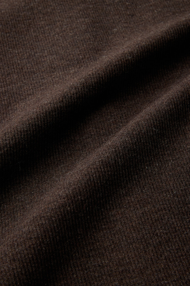 부드러운 울 소재의 남성용 브라운 컬러 울저지 카라 집업 가디건입니다. 가을과 겨울, 두 계절에 걸쳐 활용하기 좋은 두꺼운 두께감과 오버핏으로 제작되었습니다. 미니멀하고 베이직한 스타일로, 히든 지퍼와 사이드 포켓 디테일이 돋보입니다. 데이트룩, 카페룩 등 다양한 TPO에 매치하여 클래식하면서도 캐주얼한 분위기를 연출할 수 있습니다. 긴 소매 기장과 카라 플라켓 디자인으로 포인트를 더했습니다.
