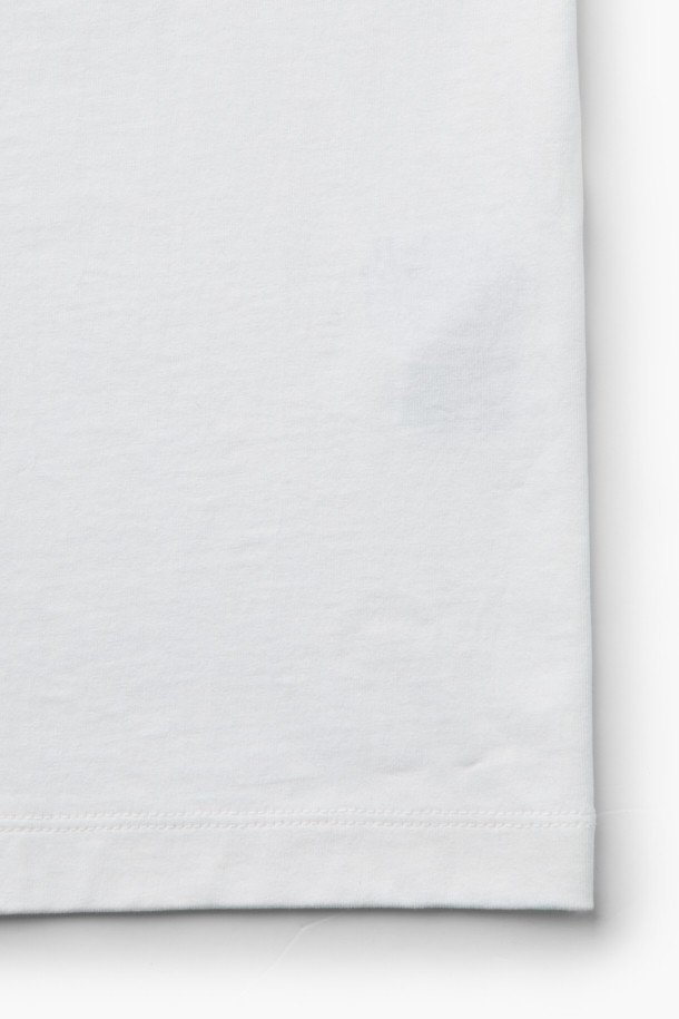 안동 간고등어 그래픽이 돋보이는 캐주얼 티셔츠입니다. 부드러운 면 소재로 제작되어 편안한 착용감을 선사하며, 여유 있는 핏과 드롭 숄더 디자인으로 편안한 활동성을 보장합니다. 다크네이비와 화이트 두 가지 색상으로 출시되었으며, 엔자임 및 실리콘 가공을 통해 형태 유지 및 부드러운 촉감을 더했습니다. 등판에는 안동 간고등어 아트워크 나염 프린팅이 적용되어 감각적인 디자인을 완성했습니다. 동네 마실룩, 여행룩 등 다양한 TPO에 미니멀하고 클래식한 스타일로 활용하기 좋습니다.
