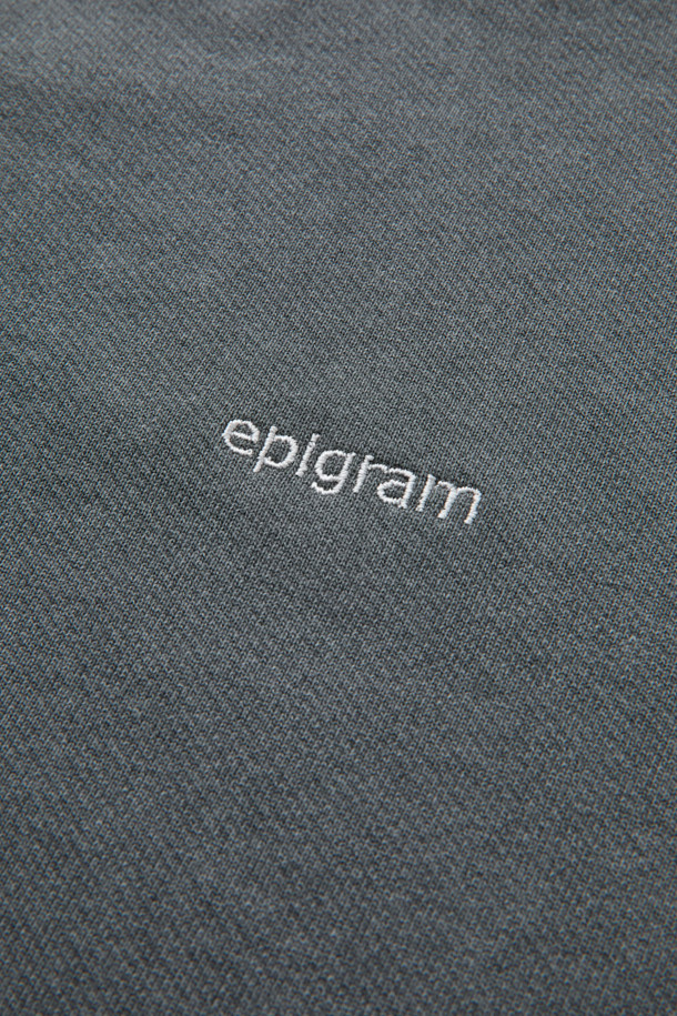 안동 솔티드 고등어 피그다잉 후드 집업은 빈티지하면서도 캐주얼한 무드를 연출하는 남녀공용 후드 집업입니다. 부드러운 면 소재로 제작되어 편안한 착용감을 선사하며, 두꺼운 두께감으로 가을, 겨울 시즌에 따뜻하게 입을 수 있습니다. 다크 그레이 컬러에 드롭 숄더와 루즈핏 디자인으로 트렌디함을 더했으며, 금속 투웨이 지퍼와 리브 조직 마감으로 퀄리티를 높였습니다. 고등어 그래픽 나염이 돋보이는 유니크한 디자인으로, 동네 마실룩, 가을 나들이룩, 겨울 데일리룩 등 다양한 TPO에 활용하기 좋습니다. 캐주얼, 스트리트 스타일을 즐겨 입는 분들께 추천합니다.
