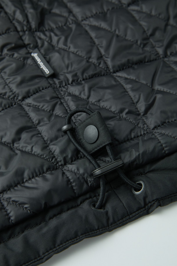 **셔츠형 패디드 점퍼**는 초겨울 날씨에 어울리는, 미니멀하고 클래식한 스타일의 남녀 공용 아우터입니다. 부드러운 면과 나일론 혼방 소재로 제작되어 편안한 촉감을 선사하며, 얇은 두께감으로 간절기에 가볍게 걸치기 좋습니다. 블랙 컬러의 무지 디자인에 드로우스트링 밑단, 큼직한 전면 포켓, 카라 디자인, 다트 및 패널 디테일이 더해져 세련된 실루엣을 연출합니다. 독일 프라우덴사의 컴포트템프(comfortemp) 패딩과 발수 가공으로 보온성과 기능성을 갖췄으며, 일상, 산책, 여행 등 다양한 TPO에 활용하기 좋습니다. 긴 소매와 루즈핏으로 편안함을 더했으며, 스냅과 히든 플래킷 여밈 방식으로 깔끔한 마무리를 선사합니다.
