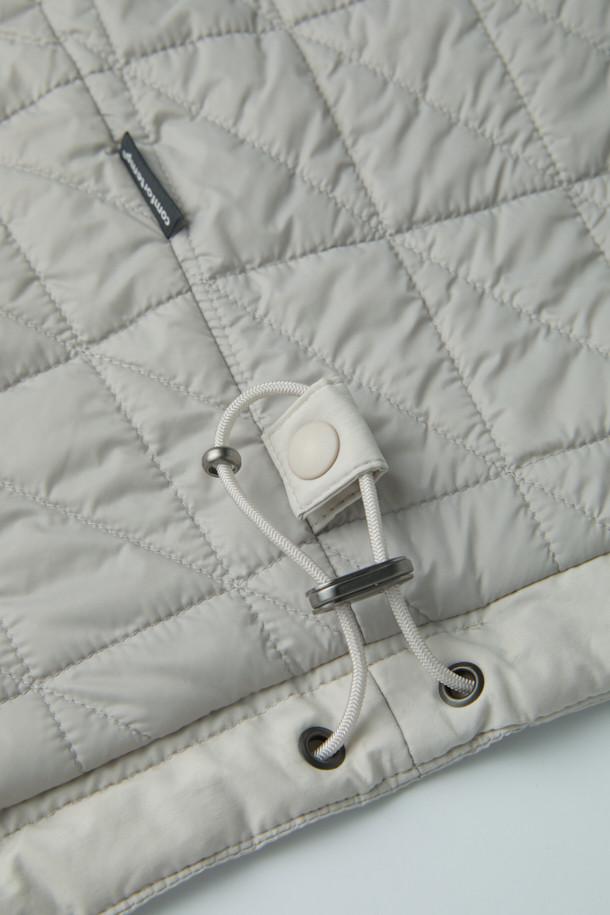 일상과 출근룩에 모두 잘 어울리는 셔츠형 패디드 점퍼입니다. 면과 나일론 혼방 소재로 제작되어 부드러운 촉감과 가벼운 착용감을 선사하며, 초겨울 날씨에 적합합니다. 셔츠 디자인에 히든 플래킷과 스냅 버튼 여밈 방식을 적용하여 클래식하고 미니멀한 스타일을 연출합니다. 독일 프라우덴사의 comfortemp 패딩 충전재와 생활 방수 기능, 드로우스트링 밑단, 큼직한 전면 포켓, 카라 디자인, 다트와 패널 디테일 등 다양한 특징을 갖추었습니다. 여유 있는 핏으로 편안함까지 더했습니다.
