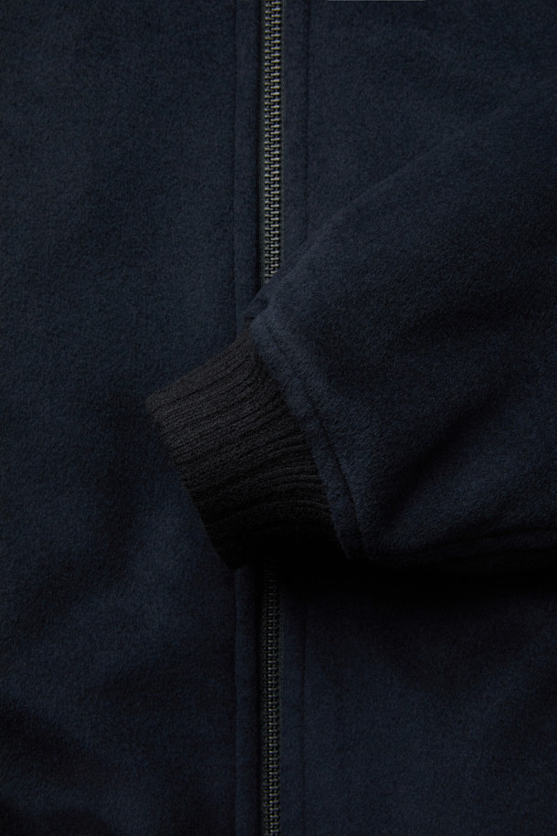 FUR 디테쳐블 울 블루종 점퍼는 클래식한 무드의 겨울철 남성 아우터입니다. 네이비 컬러의 숏 기장 블루종으로, 탈부착 가능한 FUR(퍼) 디테쳐블 카라가 특징입니다. 보온성을 높여주는 퀄팅 안감과 패딩 안감, 부드러운 촉감의 울 소재를 사용하여 제작되었습니다. 니트 소매단과 밑단 마감으로 편안함을 더했으며, 집업 스타일과 루즈핏으로 출근룩과 비즈니스 캐주얼에 활용하기 좋습니다.
