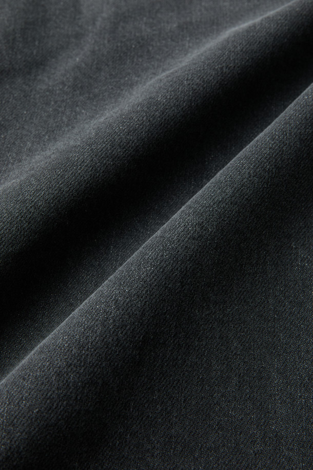 빈티지 워싱 데님 소재의 패디드 블루종 점퍼입니다. 넉넉한 오버핏으로 편안한 착용감을 선사하며, 초겨울까지 따뜻하게 입을 수 있는 두꺼운 두께감의 패딩 안감이 특징입니다. 플랩 포켓과 카라 디자인이 캐주얼하면서도 클래식한 분위기를 더합니다. 스냅 버튼과 히든 플래킷으로 깔끔하게 여밀 수 있으며, 블루 컬러가 어떤 옷에도 쉽게 매치되어 데일리룩으로 활용하기 좋습니다. 남녀 공용으로 착용 가능한 디자인입니다.
