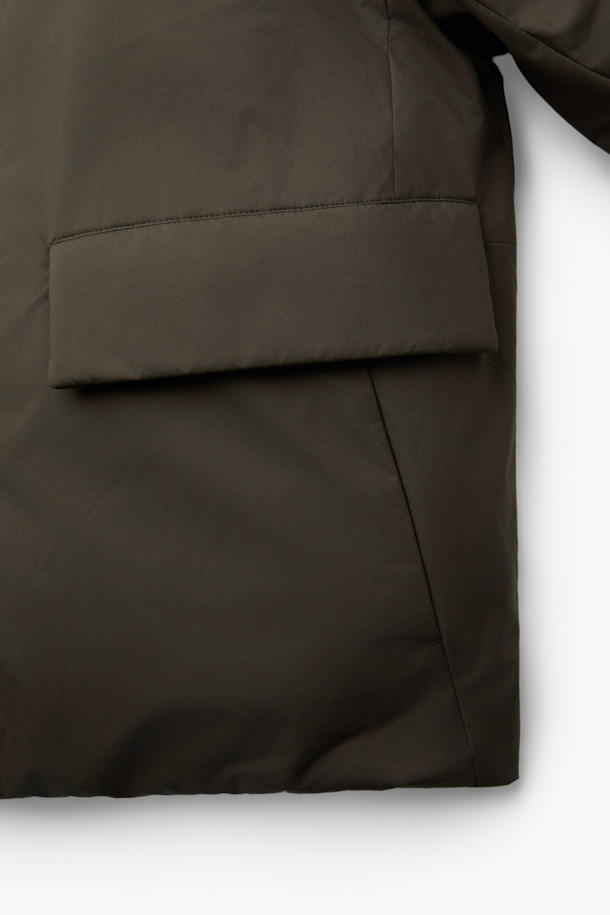 논퀼팅 숏 카라 다운은 미니멀하고 모던한 스타일의 겨울철 아우터입니다. 릴랙스핏으로 편안한 착용감을 제공하며, 두꺼운 두께감으로 뛰어난 보온성을 자랑합니다. 논퀼팅 디자인에 밑단 스트링, 플랩 포켓, 이중 포켓, 소매 리브 니트 등의 디테일이 돋보입니다. 다운 80%, 깃털 20%의 충전재와 기모 안감으로 따뜻함을 더하고, 방풍, 속건, 자외선 차단, 신축성, 경량 기능까지 갖춰 실용적입니다. 출근룩, 캐주얼 스타일 모두에 잘 어울리는 기본 아이템입니다.
