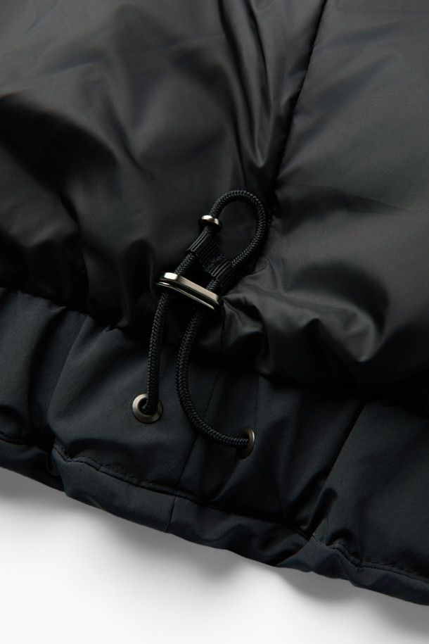 세련된 당신을 위한 숄 카라 숏 다운입니다. 모던하면서도 클래식한 스타일로, 겨울철 출근룩에 완벽하게 어울립니다. 숏 기장의 오버핏 또는 코쿤핏으로 편안하면서도 스타일리시하게 연출할 수 있습니다. 80% 다운, 20% 깃털 충전재와 700~750 필파워로 뛰어난 보온성을 자랑하며, 방풍 리브 소매와 발수 기능으로 추운 날씨에도 끄떡없습니다. 히든 스냅 여밈과 숄 카라 디자인이 고급스러움을 더합니다.
