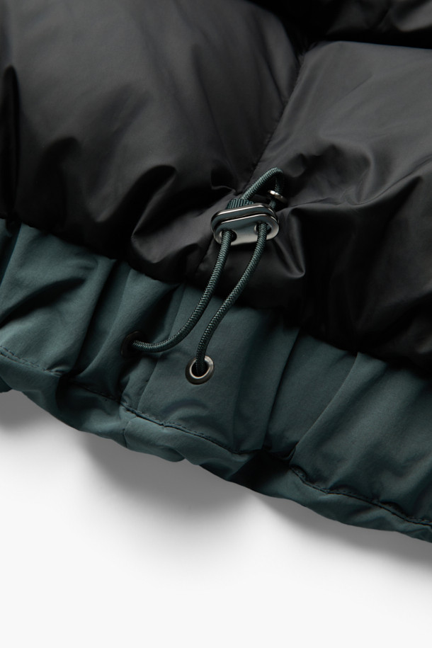 세련된 숄 카라 디자인이 돋보이는 여성 숏 다운입니다. 그린 컬러의 무지 디자인으로 모던하고 미니멀한 스타일을 연출하며, 겨울철 출근룩과 여행룩에 활용하기 좋습니다. 80% 다운, 20% 깃털 충전재와 700~750 필파워로 뛰어난 보온성을 제공하며, DAIICHI ORIMONO사의 고기능성 원단으로 방풍 및 발수 기능까지 갖췄습니다. 오버핏과 코쿤핏의 편안한 착용감, 히든 스냅 여밈과 방풍 리브 소매 디테일이 돋보이는 숏 다운으로, 쌀쌀한 날씨에도 따뜻하고 스타일리시하게 연출해보세요.
