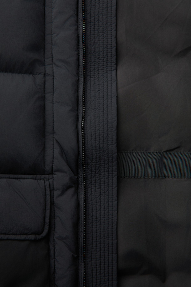 쌀쌀한 겨울 날씨에도 따뜻하고 스타일리시하게 연출할 수 있는 퀼팅 후드 미들 다운입니다. 블랙 컬러의 무지 디자인으로 어떤 스타일에도 쉽게 매치할 수 있으며, 캐주얼, 미니멀, 고프코어 스타일을 즐겨 입는 분들께 추천합니다. 넉넉한 루즈핏으로 편안한 착용감을 선사하며, 나일론 소재와 80% 다운, 20% 깃털 충전재, 머스코비 다운(700~750 필파워)으로 뛰어난 보온성을 제공합니다. 퀼팅 디자인, 드로우스트링, 투웨이 지퍼, 여러 개의 포켓 등 실용적인 디테일이 돋보이며, 여행룩, 캠핑룩 등 다양한 TPO에 활용 가능합니다. 초크 왁스 가공과 가먼트 워싱으로 은은한 멋을 더했습니다.
