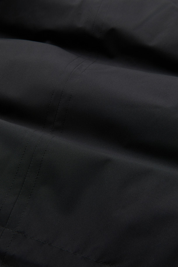 2LAYER 라이트 롱 후드 다운은 겨울철 일상과 출근룩에 모두 잘 어울리는 미니멀 스타일의 다운 점퍼입니다. 2레이어 구조에 방풍 및 방수 기능을 갖춰 추운 날씨에도 쾌적하게 착용 가능하며, 80% 다운, 20% 깃털 충전재와 머스코비 다운(700~750 필파워)을 사용하여 뛰어난 보온성을 제공합니다. A라인 실루엣과 허리 스트링, 드로우스트링, 소매 방풍 리브 디테일로 편안하고 세련된 핏을 연출하며, 2WAY 지퍼와 플랩 포켓으로 실용성을 더했습니다. 부드러운 촉감의 블랙 컬러 롱 기장 후드 다운 점퍼로, 경량 발수 기능까지 갖춰 겨울철 활동성을 높여줍니다.
