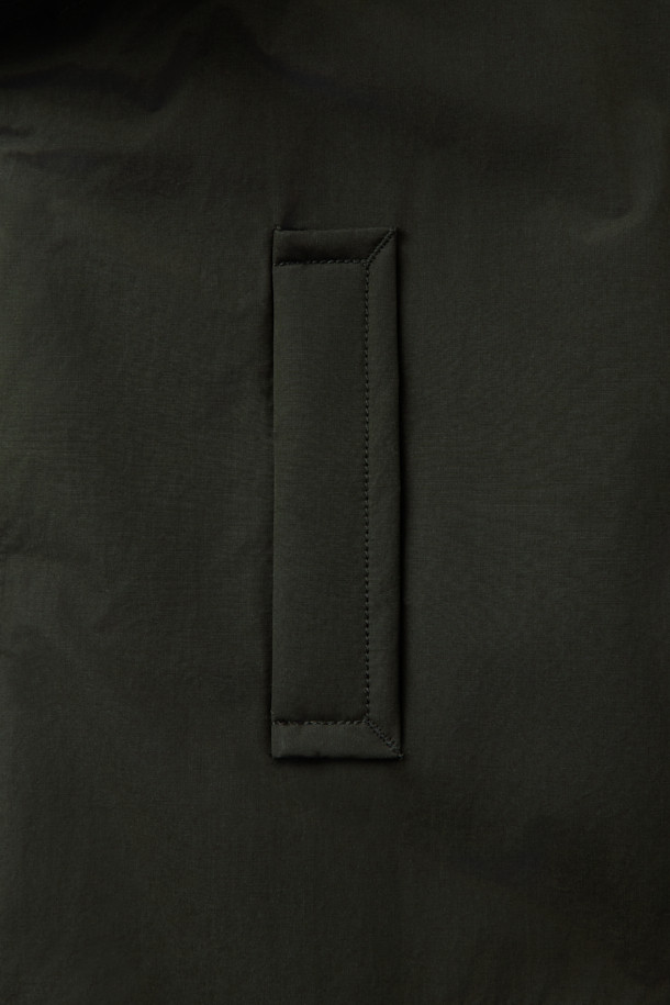 세련된 무드의 하이넥 FUR (퍼) 미들 다운입니다. 클래식하고 미니멀한 스타일로, 일상과 출근, 여행 등 다양한 TPO (티피오)에 활용하기 좋습니다. 방풍, 발수, 보온 기능으로 혹독한 겨울 추위에도 끄떡없으며, 왁스 코팅 처리된 나일론 소재로 고급스러움을 더했습니다. 머스코비 다운(700~750 필파워)과 다운 80%, 깃털 20% 충전재, 페이크 퍼 배색, 소뿔 단추, 허리 스트링 디테일로 보온성과 스타일을 동시에 잡았습니다.
