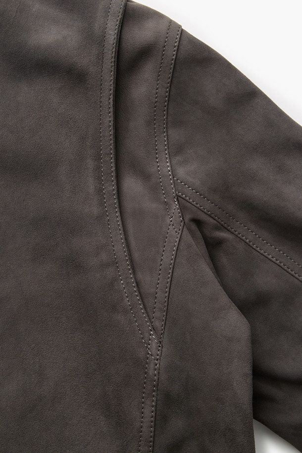 가을과 겨울, 당신의 스타일을 책임질 '고트 스웨이드 점퍼'입니다. 고급스러운 고트 스웨이드 소재와 부드러운 촉감이 특징이며, 세미 오버핏으로 편안한 착용감을 선사합니다. 브라운 컬러의 무지 디자인은 클래식하면서도 미니멀한 분위기를 연출하며, 2WAY 지퍼, 사이드 포켓, 히든 스냅 디테일이 돋보입니다. 긴 소매와 소매/밑단 사이즈 조절 기능으로 완벽한 핏을 완성할 수 있으며, 데이트룩, 모임룩 등 다양한 TPO에 활용하기 좋습니다.
