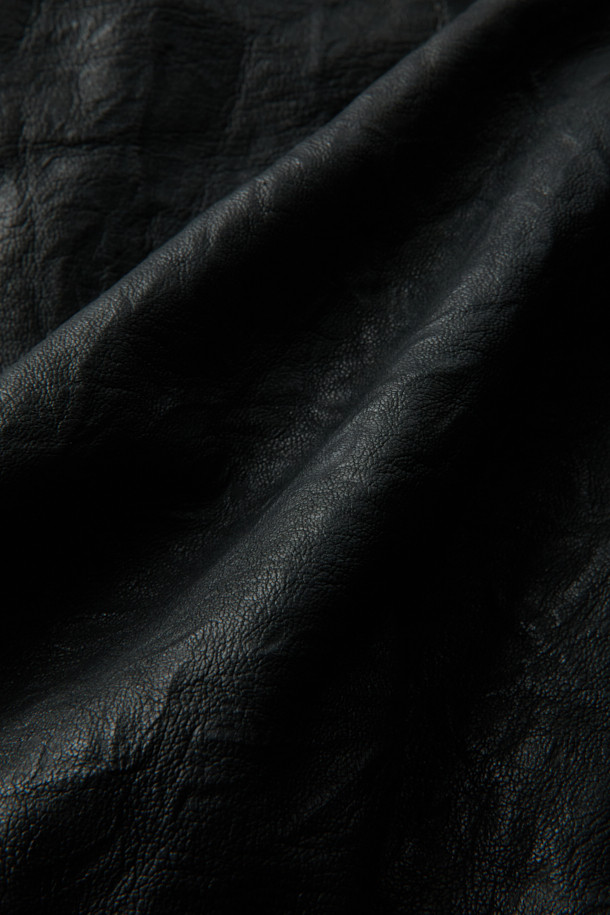 세련된 분위기를 연출하는 크링클 레더 블루종 점퍼입니다. 부드러운 소가죽 소재에 크링클 텍스처를 더해 고급스러운 질감을 선사하며, 봄, 가을 시즌에 착용하기 좋습니다. 캐주얼, 클래식 스타일 모두 소화 가능하며, 데이트룩, 모임룩에 잘 어울립니다. 오버핏 디자인으로 편안한 착용감을 제공하며, YKK EXCELLA 지퍼, 엘라스틱 밴드 밑단, 히든 스냅 디테일로 완성도를 높였습니다. 블랙 컬러의 무지 디자인으로 어떤 옷에도 쉽게 매치할 수 있는 활용도 높은 아이템입니다.
