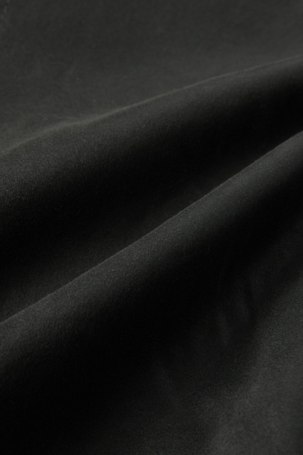 크랙 페이크 레더 점퍼는 여성스러운 캐주얼룩과 빈티지 무드를 동시에 연출하는 아우터입니다. 부드러운 촉감의 페이크 레더 소재와 은은한 광택감이 고급스러운 느낌을 더하며, 물과 오염에 강해 실용적입니다. 숏 기장의 코쿤핏 디자인으로 편안하면서도 스타일리시하게 착용 가능하며, 히든 지퍼와 스냅 여밈으로 깔끔함을 더했습니다. 소매단 엘라스틱 밴딩 처리, 2-WAY 포켓, 스모킹 마감 디테일이 돋보이며, 데이트룩, 모임룩, 미니멀, 시크 스타일 등 다양한 스타일에 활용하기 좋습니다. 블랙 컬러의 무지 크랙 패턴으로 어떤 옷에도 쉽게 매치할 수 있습니다.
