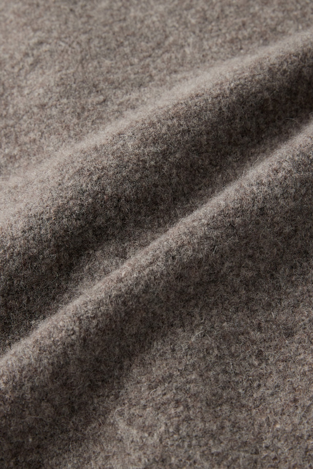 **에센셜 라운드 플러피 니트 가디건**은 부드러운 촉감과 포근한 착용감을 선사하는 겨울, 가을용 가디건입니다. 브라운 컬러의 오버핏 디자인으로, 베이직하면서도 클래식한 스타일을 연출합니다. 울, 나일론, 스판덱스 혼방의 두꺼운 소재로 제작되어 보온성이 뛰어나며, 플러피한 원사와 헤어리 텍스처가 특징입니다. 라운드넥과 긴 소매, 천연 너트 버튼, 이중 조직 마감 디테일이 돋보이며, 데일리룩, 카페룩, 모임룩 등 다양한 TPO에 활용하기 좋습니다. 미니멀, 캐주얼, 클래식 스타일을 즐기는 분들께 추천합니다.
