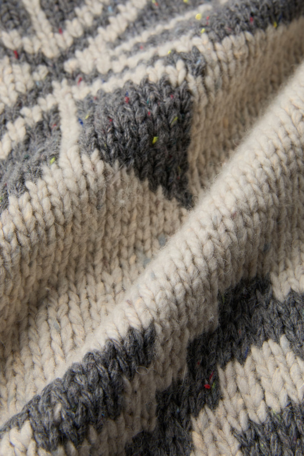 **오버핏 코위찬 알파카 니트 가디건**

겨울 데일리룩을 위한 오버핏 코위찬 알파카 니트 가디건입니다. 베이지와 그레이 두 가지 색상으로 출시되었으며, 1.5게이지 헤비 게이지 니트로 제작되어 보온성을 높였습니다. 울, 알파카, 나일론 혼방 소재로 부드러운 촉감을 선사하며, 전면 포켓과 지퍼형 여밈으로 실용성을 더했습니다. 클래식과 모던 스타일을 아우르며, 볼륨감 있는 오버핏 실루엣이 특징입니다. 자카드 코위찬 패턴이 돋보이는 니트 가디건으로, 겨울철 따뜻하고 스타일리시한 룩을 완성해보세요.
