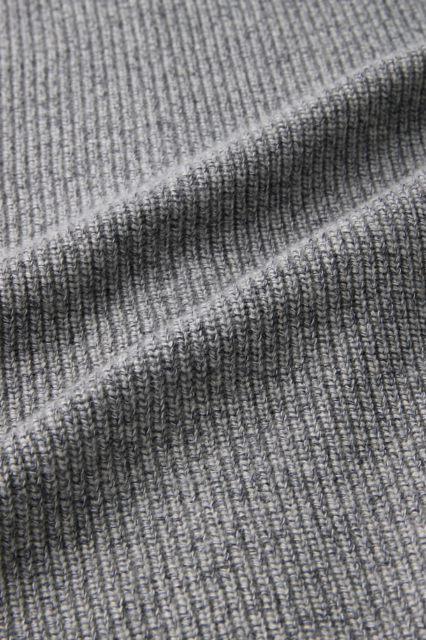 멜란지 울 혼방 니트 후드 집업은 포근하고 부드러운 촉감의 겨울, 가을용 아우터입니다. 멜란지 그레이 컬러의 레귤러핏, 릴랙스핏으로 제작되어 캐주얼하고 베이직한 스타일을 연출합니다. 울과 면 혼방 소재에 두꺼운 두께감으로 보온성을 높였으며, 후드 스트링, 골지 마감, 레글런 소매 디테일이 특징입니다. 데일리룩, 집콕룩, 산책룩 등 다양한 TPO에, 캐주얼, 미니멀 스타일을 즐겨 입는 분들께 추천합니다.
