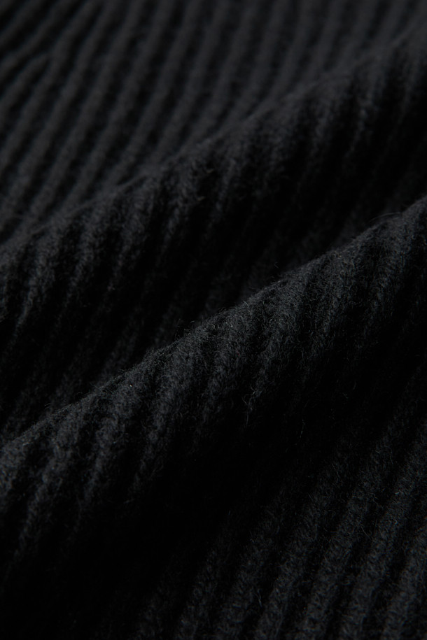 추운 겨울, 당신의 스타일을 책임질 디테쳐블 후드 니트 가디건입니다. 울 100% 소재로 제작되어 뛰어난 보온성과 부드러운 촉감을 선사하며, 레귤러 핏으로 편안한 착용감을 제공합니다. 후드 탈부착이 가능하여 다양한 스타일 연출이 용이하며, 페이크 레더 포켓 디테일이 돋보입니다. 블랙 컬러의 무지 디자인으로 클래식, 미니멀, 캐주얼 등 어떤 스타일에도 매치하기 좋으며, 출근룩과 모임룩에 모두 활용 가능합니다. 집업 방식으로 간편하게 착용할 수 있으며, 안감은 스트레치 소재로 활동성을 더했습니다.
