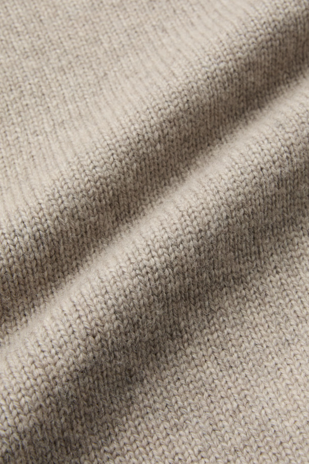 부드러운 촉감의 에어울 원사로 제작된 하프 집업 니트입니다. 베이지와 멜란지 두 가지 색상으로 출시되었으며, 일상 속에서 미니멀하고 베이직한 스타일을 연출하기 좋습니다. 하이넥 구조와 카라 변형이 가능한 디자인으로, 터틀넥 또는 하프넥 형태로 다양한 연출이 가능합니다. 가을, 겨울 시즌에 따뜻하게 착용할 수 있는 두꺼운 두께감과 보온성을 갖춘 레귤러핏 긴소매 니트로, 가볍게 걸쳐 입기 좋은 실용적인 아이템입니다. 겨울 데일리룩, 카페룩, 산책룩 등 다양한 TPO에 활용할 수 있습니다.
