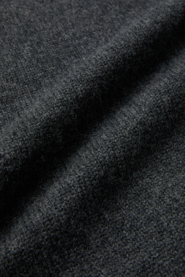 가을과 겨울, 당신의 몸을 따뜻하게 감싸줄 에어울 하프 집업 니트입니다. 부드러운 촉감의 에어울 원사를 사용하여 제작되었으며, 멜란지 톤의 차콜 그레이 컬러가 미니멀하고 베이직한 스타일을 연출합니다. 하프넥 또는 터틀넥으로 변형 가능하여 다양한 스타일을 소화할 수 있으며, 레귤러핏과 긴 소매 기장으로 편안한 착용감을 선사합니다. 보온성과 경량성을 갖춰 일상, 산책, 집콕 등 다양한 TPO에 활용하기 좋습니다.
