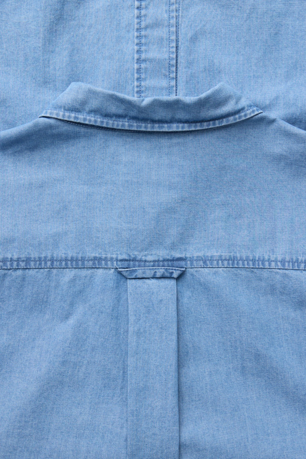 연청 컬러의 데님 코튼 셔츠입니다. 면과 데님 혼방의 NF21사 수입 원단을 사용하여 부드러운 촉감을 선사합니다. 얇은 두께감으로 사계절 내내 활용 가능하며, 차이나 칼라와 세미오버핏으로 캐주얼한 스타일을 연출할 수 있습니다. 드롭 숄더 디자인과 패치 포켓 디테일이 특징이며, 미니멀, 클래식 스타일을 선호하는 분들께 추천합니다. 긴 소매 기장의 무지 셔츠로 다양한 룩에 활용하기 좋습니다.
